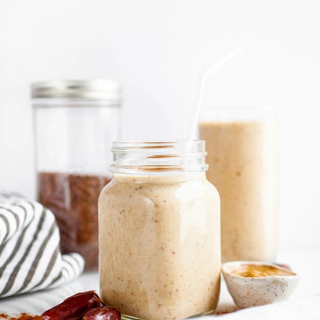 BANANA ALMOND BUTTER DATE SMOOTHIE