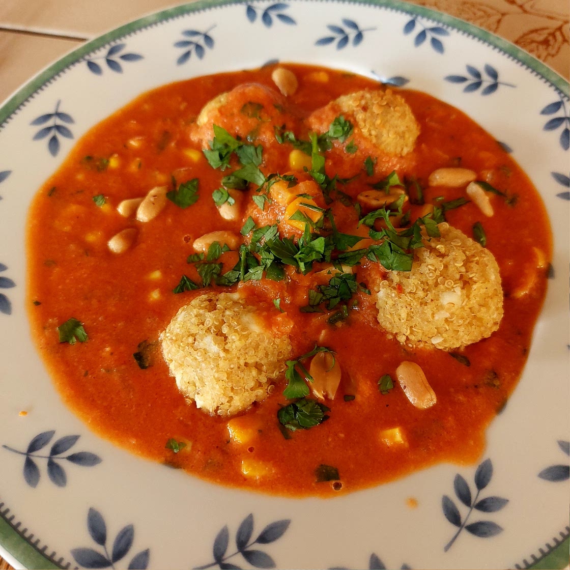 Quinoa-Couscous-Bällchen mit afrikanischer Erdnusssauce