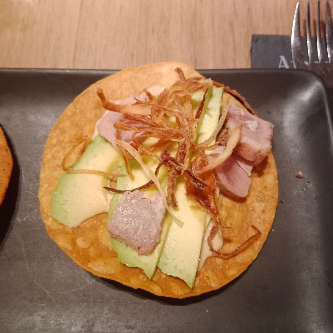 Tortita de aguacate con tataky de atun