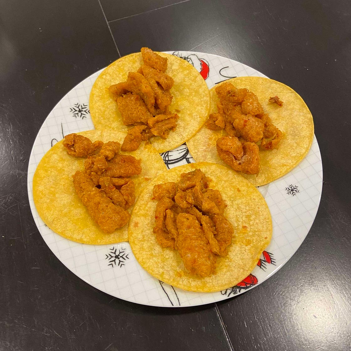 Chicharrón en salsa roja