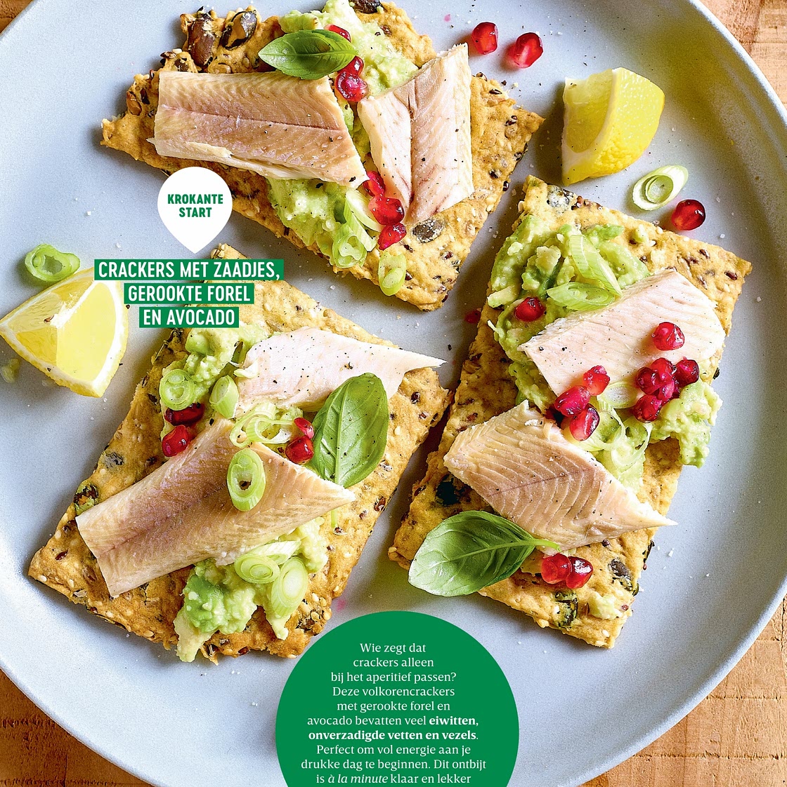 Crackers met zaadjes, gerookte forel en avocado