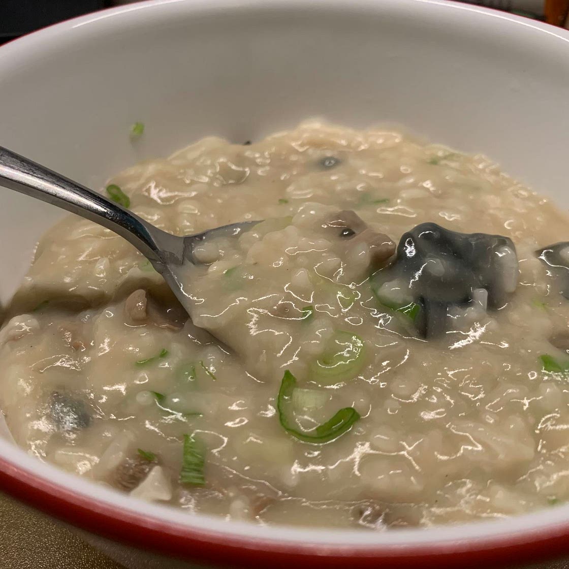 Congee with preserved eggs 皮蛋瘦肉粥