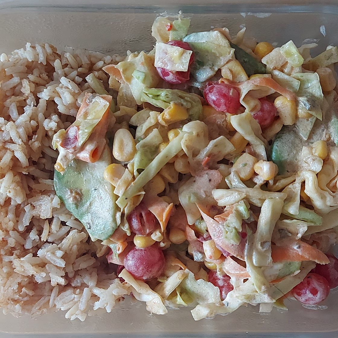 Frischer Salat mit Gewürzreis