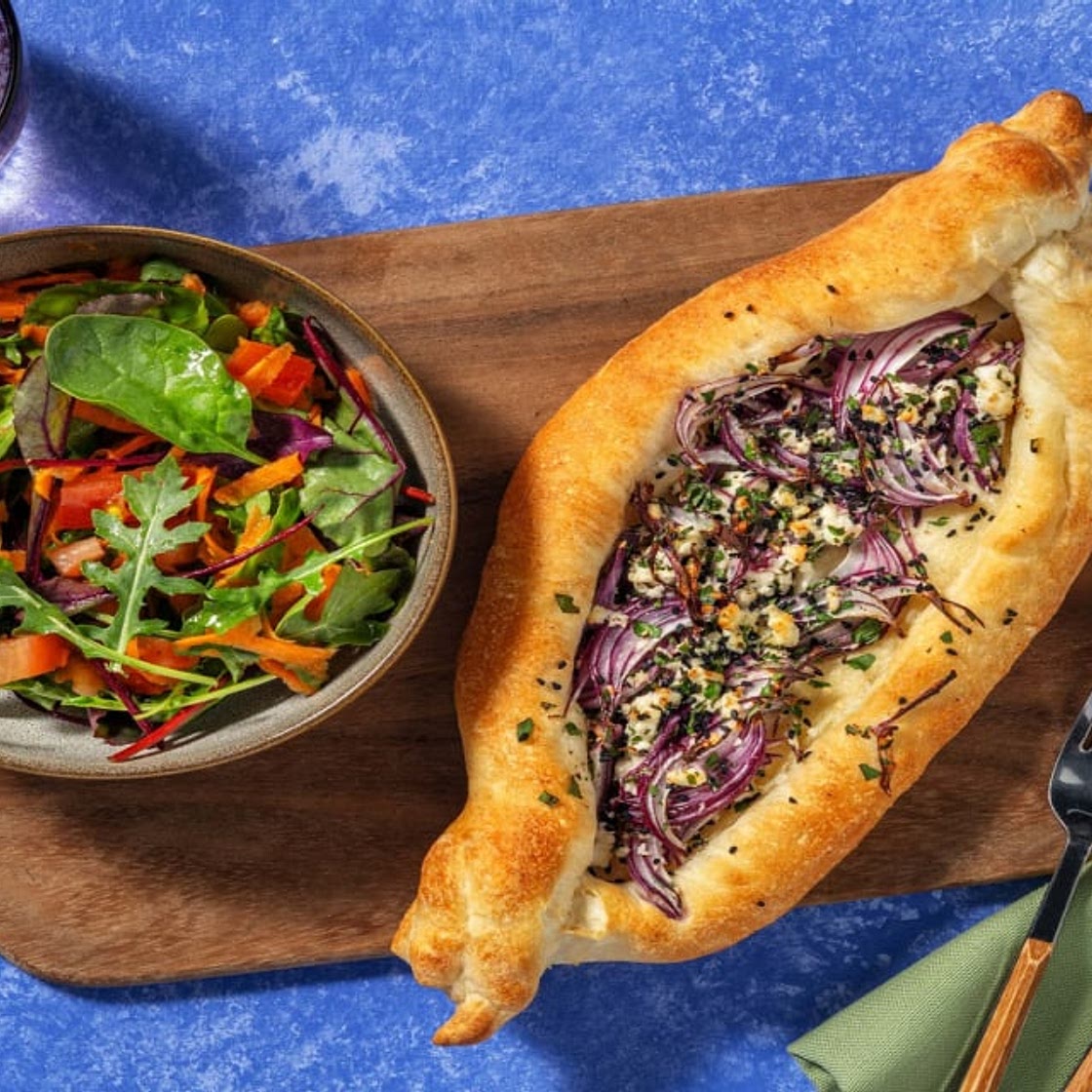 İçli Pide mit Hirtenkäse, Zwiebeln & Minzjoghurt Bei diesem Gericht wird mind. 2/3 weniger CO2e durch Zutaten verursacht als bei einem durchschnittlichen HelloFresh Rezept