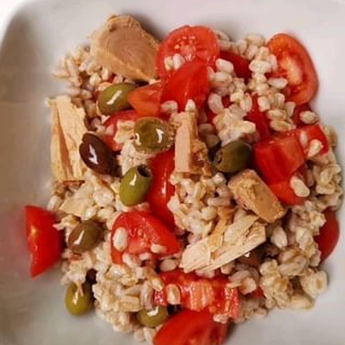 Farro con tonno pomodorini e olive