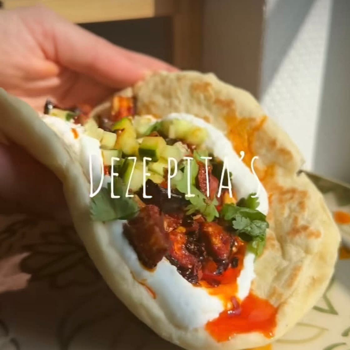 Instagram pita met aubergine en whipped feta