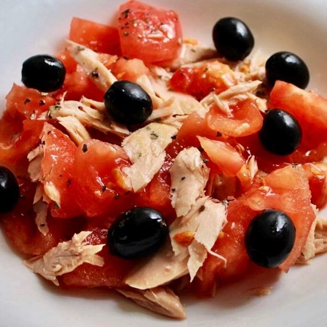 Ensalada de Atún con Tomate y Aceitunas