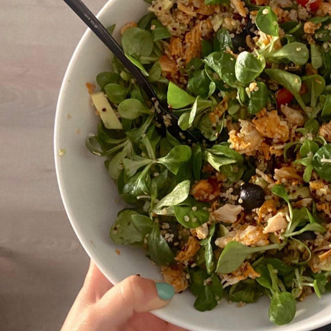 Bowl de Canónigos, Quinoa, Pollo, Cherrys y limón