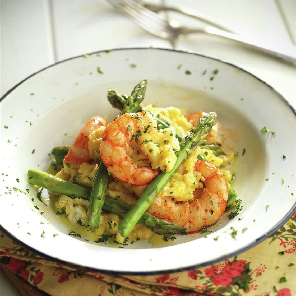 Revuelto de gambas con calabacín y espárragos