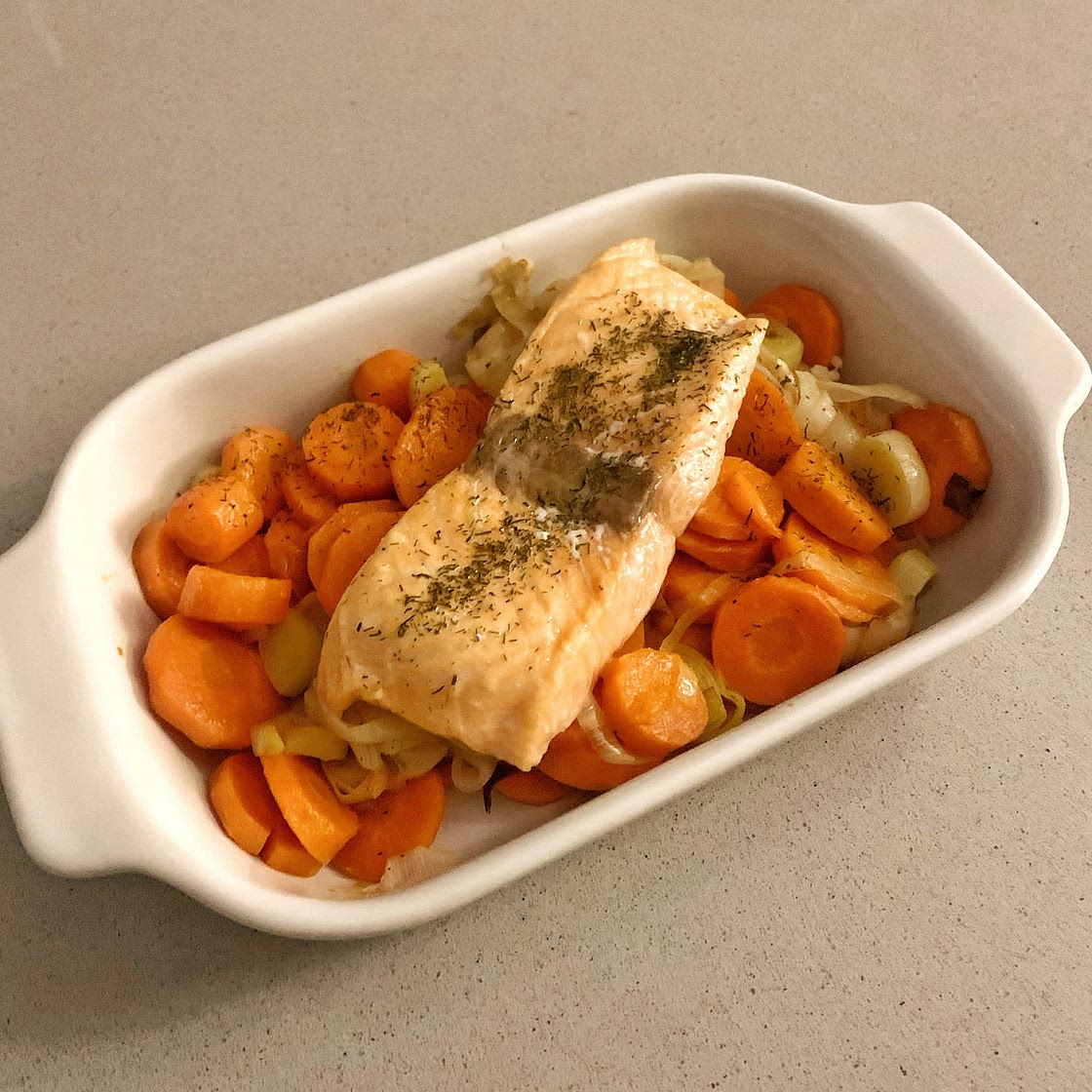 Salmón al horno con puerro y zanahoria