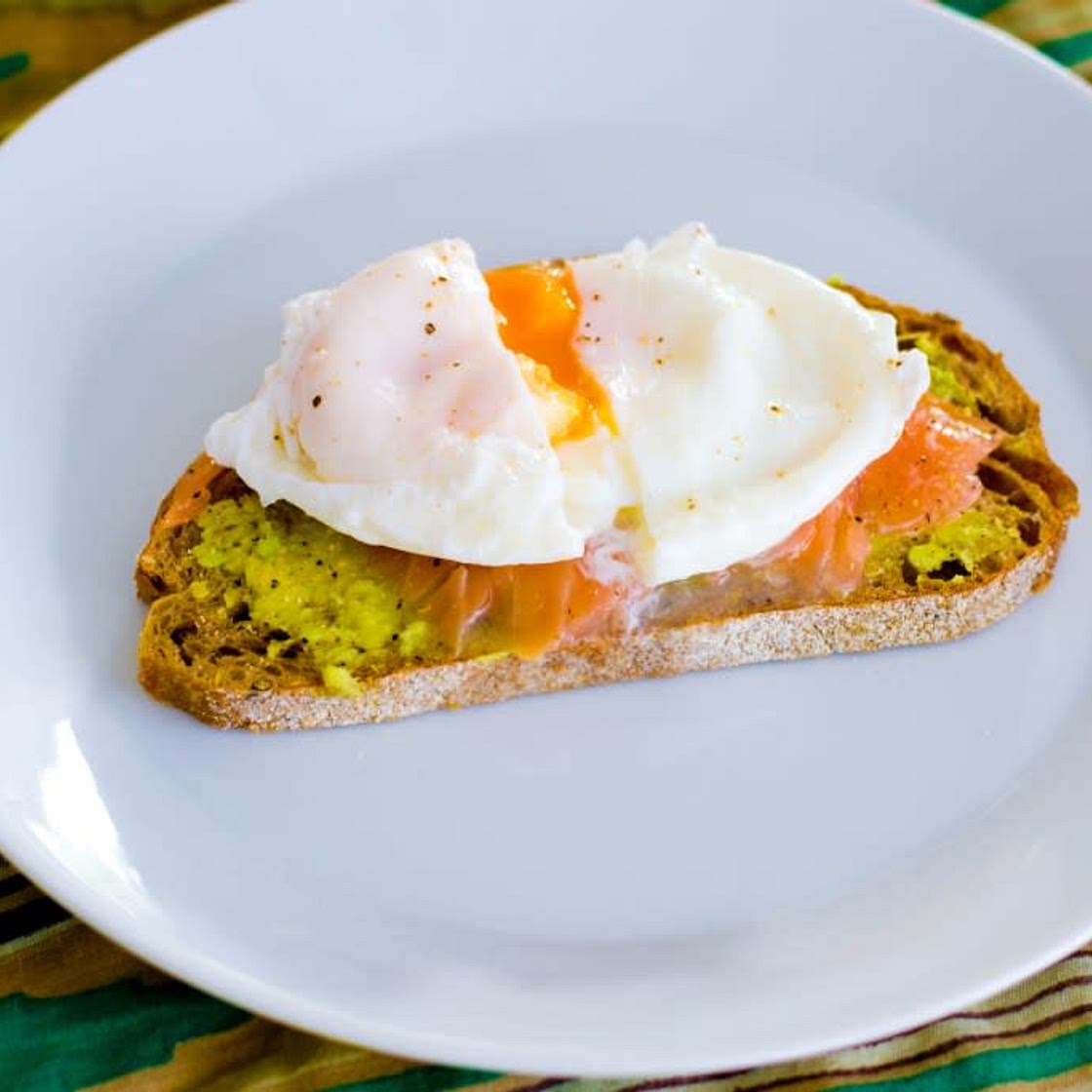 Brood met zalm, avocado, gepocheerd ei