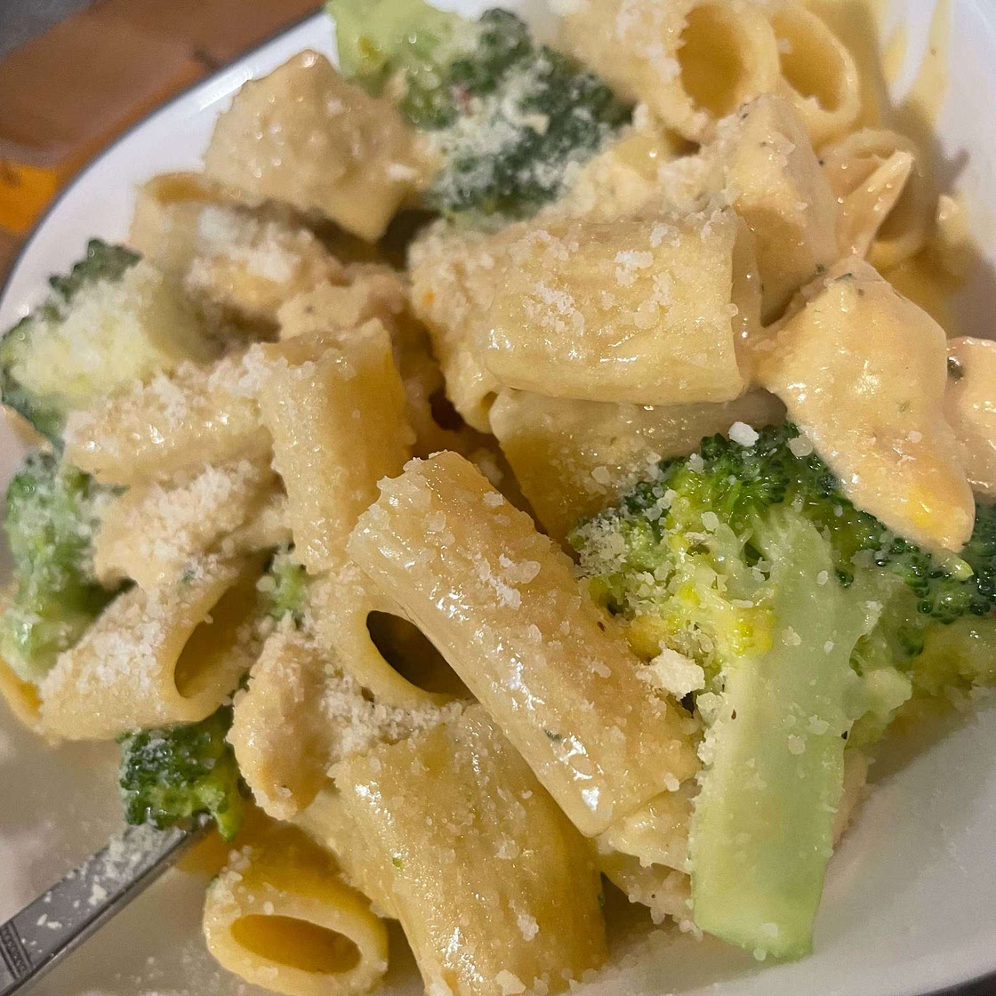 One Pan Broccoli Pasta With Cheddar