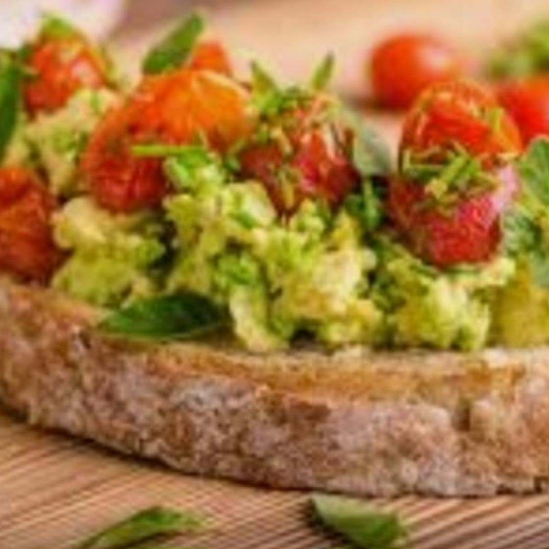 Tostada con palta, tomate y morron