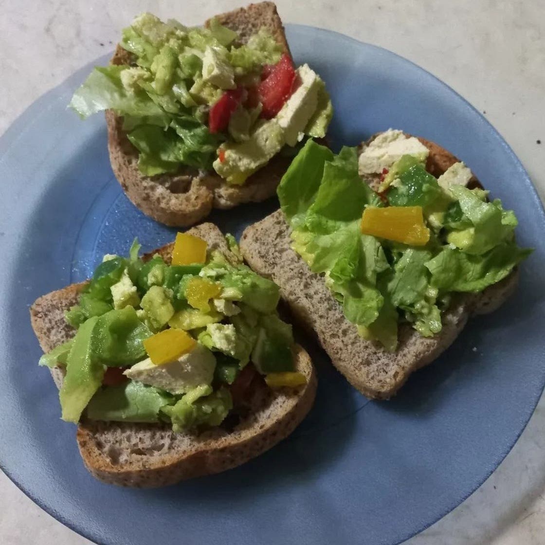Tostada con queso, palta, morrón y cherry