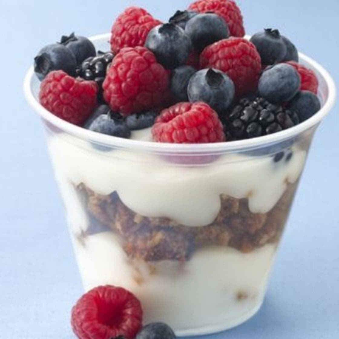 Yogurt descremado con granola y frutas