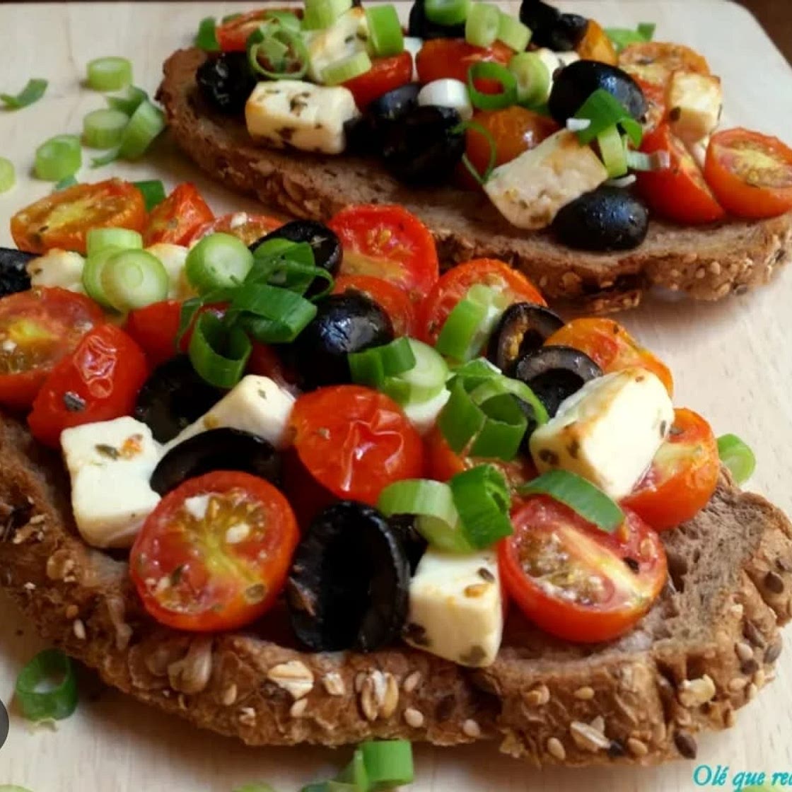 Tostada con queso,  cherry y aceitunas
