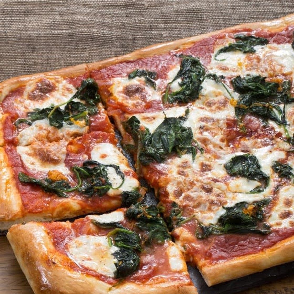 spinach and mozzarella pizza