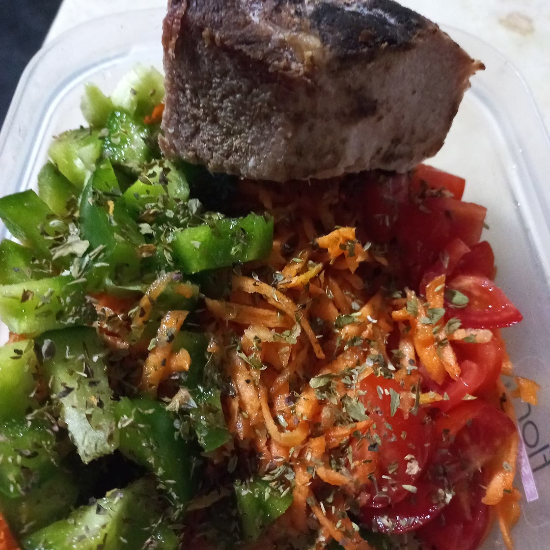 Peceto con ensalada de zanahoria, cherry y morron