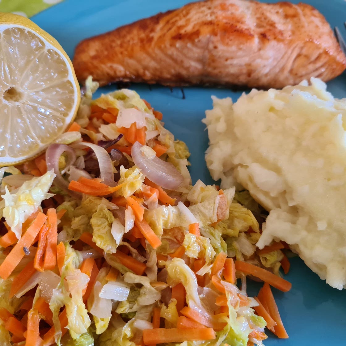 Gebratener Lachs mit Gemüse und Kartoffel - Selleriepü