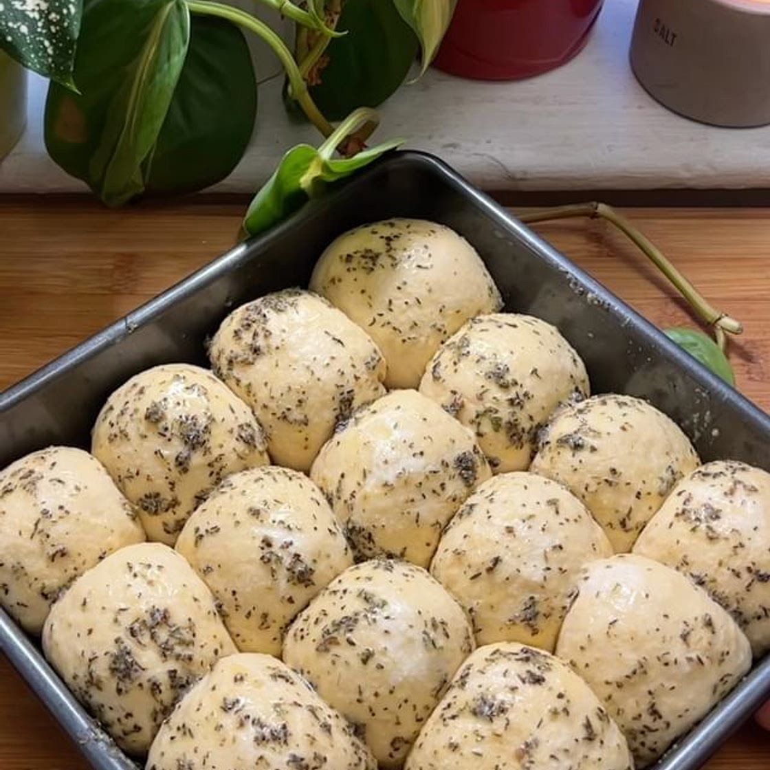 the softest garlicky butter rolls ever! 🧄🧈 