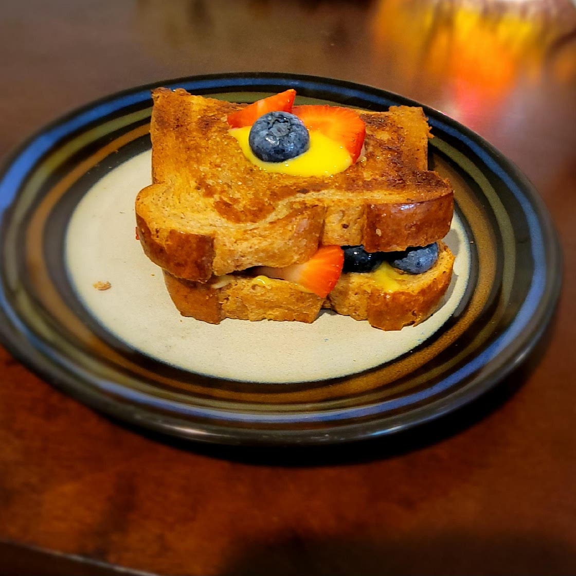 Fruchtiges Vanille French Toast Sandwich