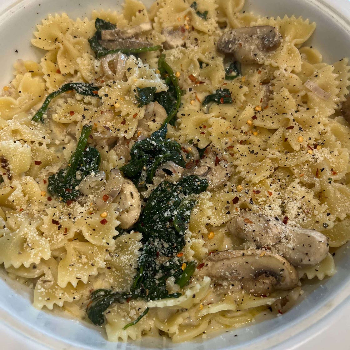 One-Pot Garlic Parmesan Pasta with Spinach and Mushrooms