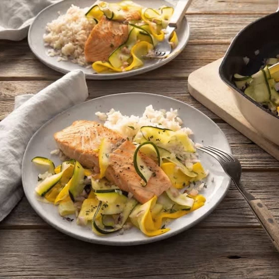 Zucchini-Gemüse mit Lachs
