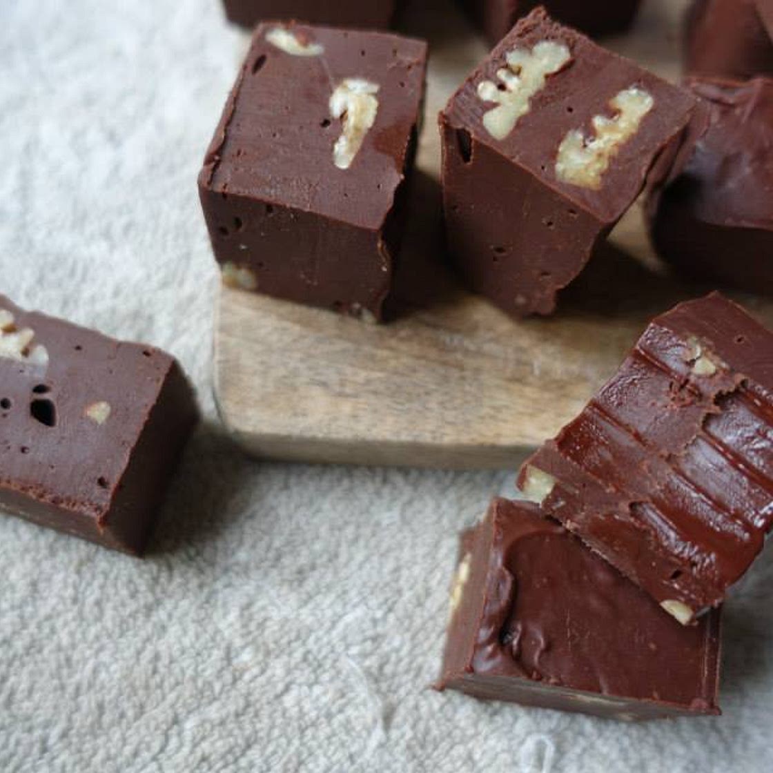 Vegan chocolade fudge met pistache en pecannoten - Lisa goes Veg