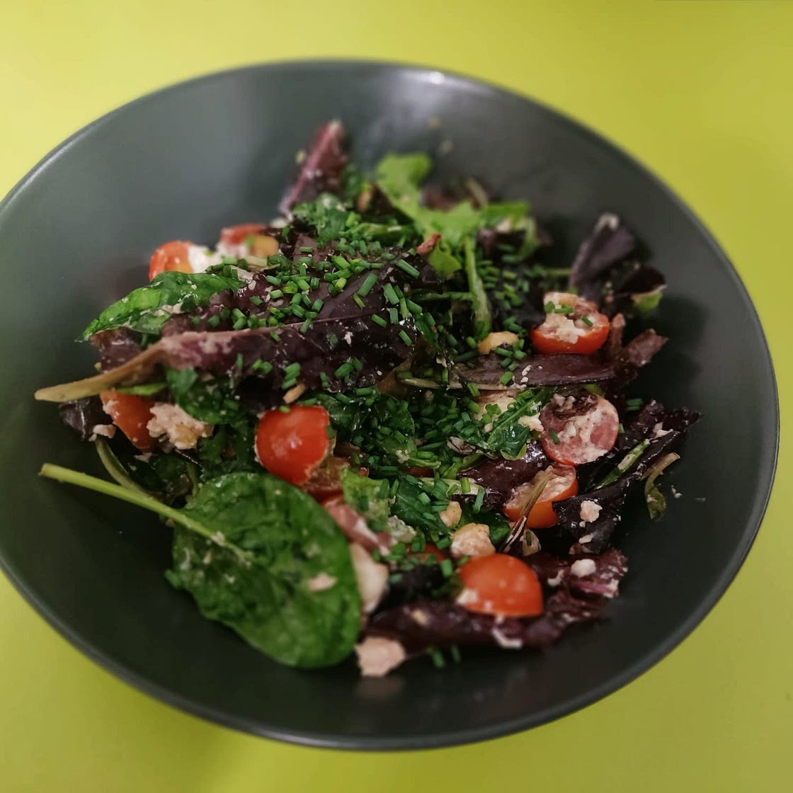Ensalada de queso de cabra y beicon