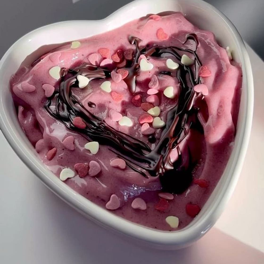 chocolate strawberry smoothie bowl
