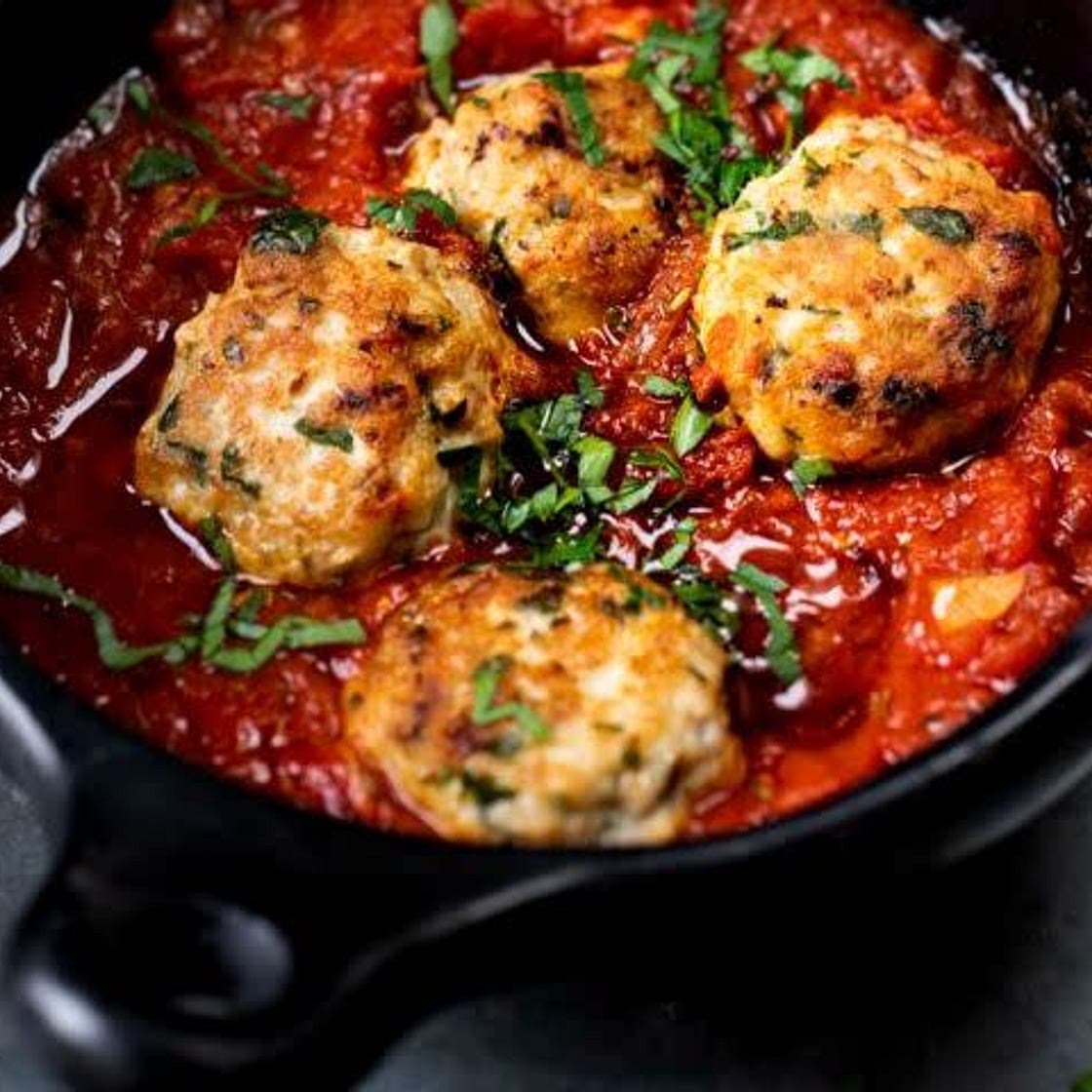 Boulettes de poulet au cumin et sauce tomates aux herbes