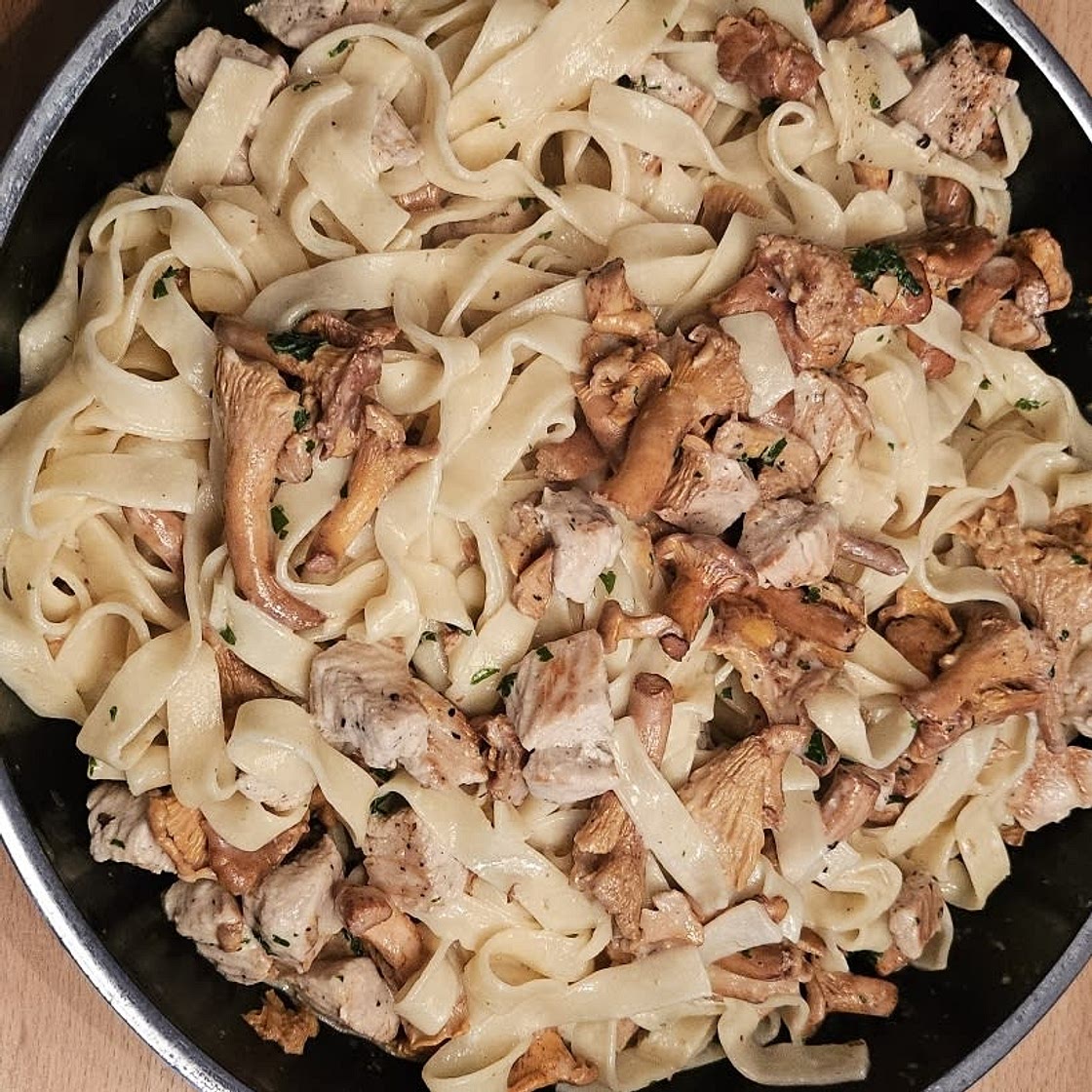 Tagliatelle mit Hühnchen und Champignons