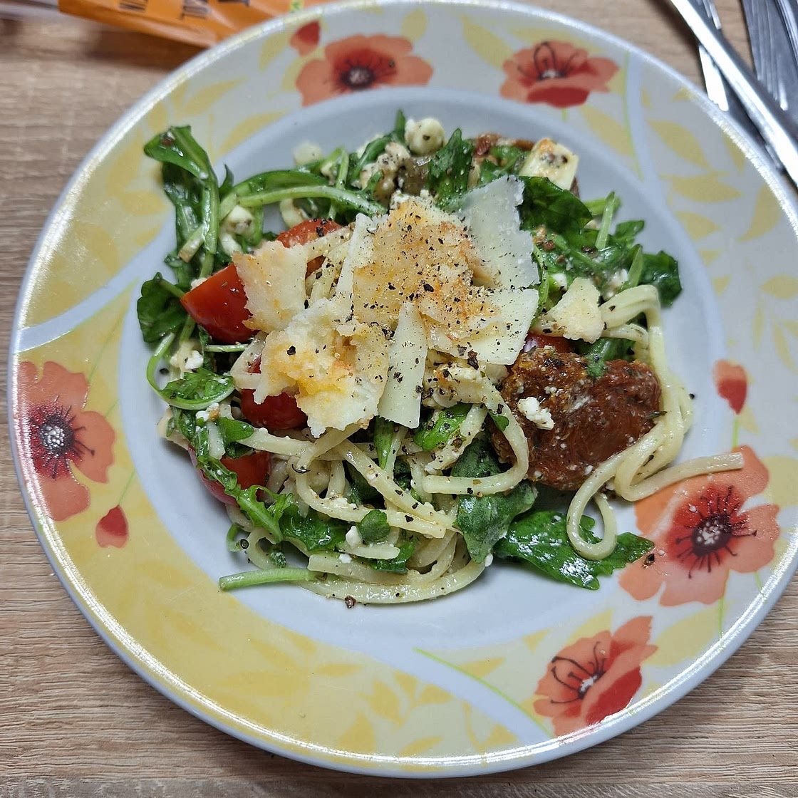 Italienischer Nudelsalat mit Tomaten, Rucola und Mozzarella