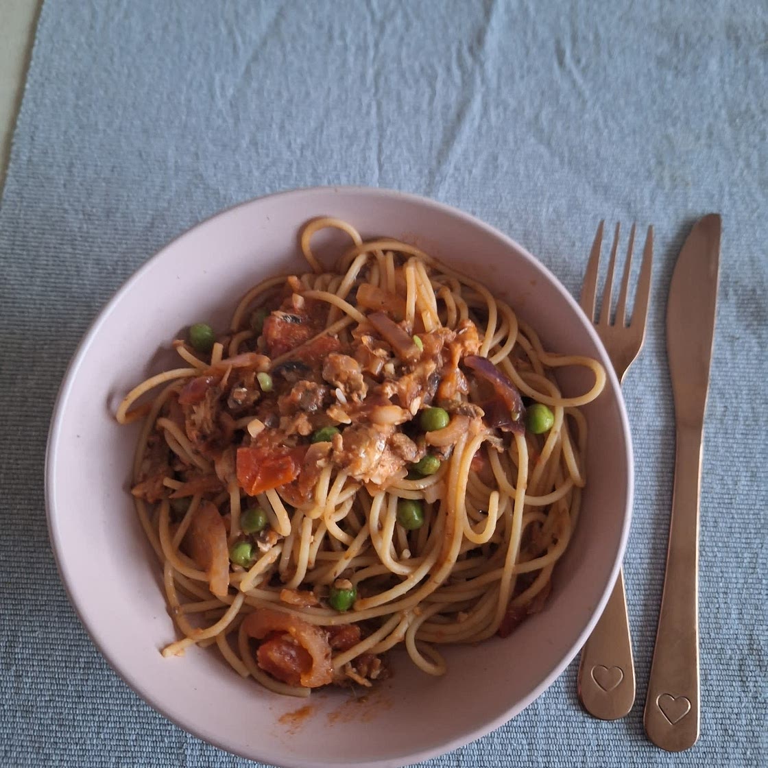 Wholewheat spaghetti with sardines and cherry tomatoes