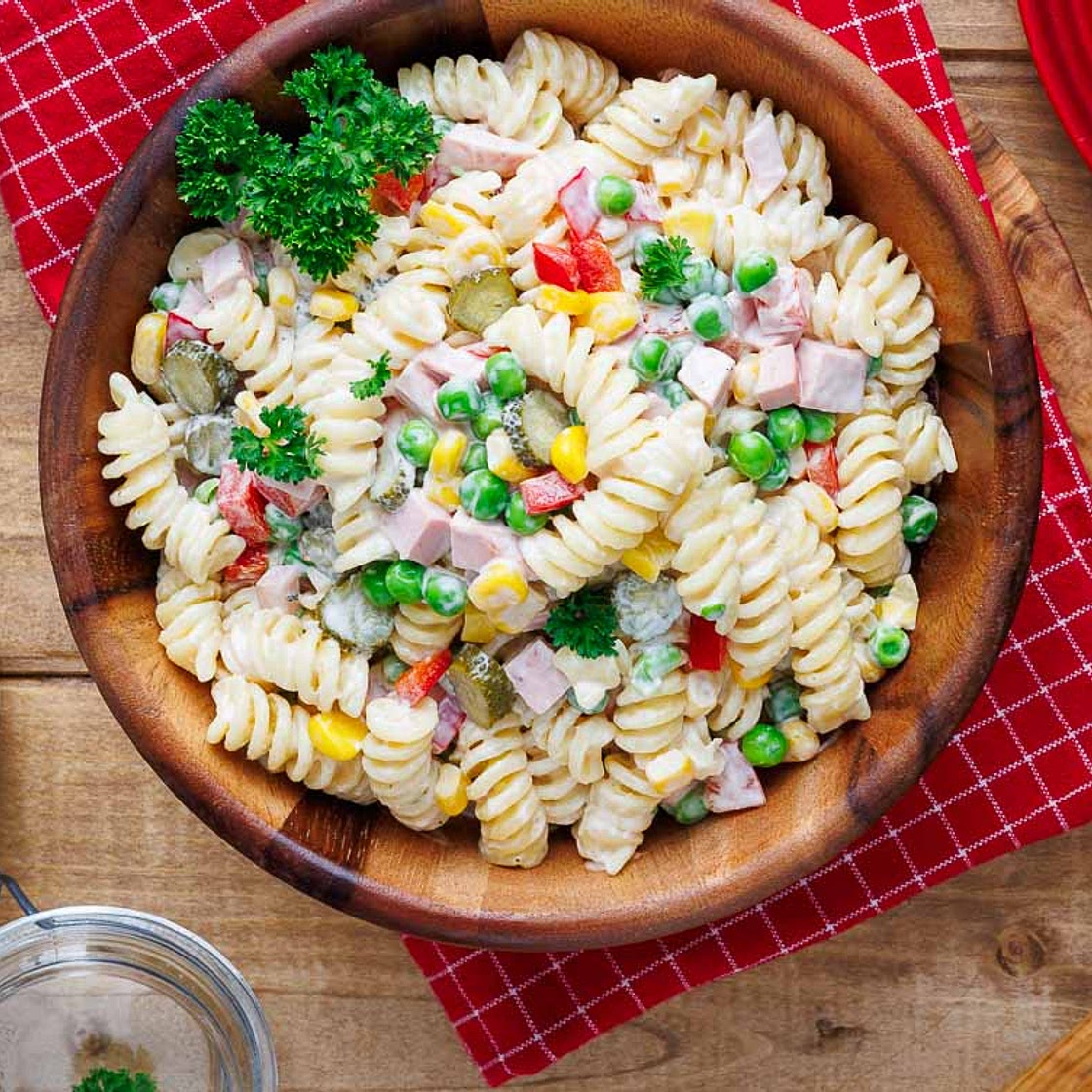 Klassischer Nudelsalat mit Mayo