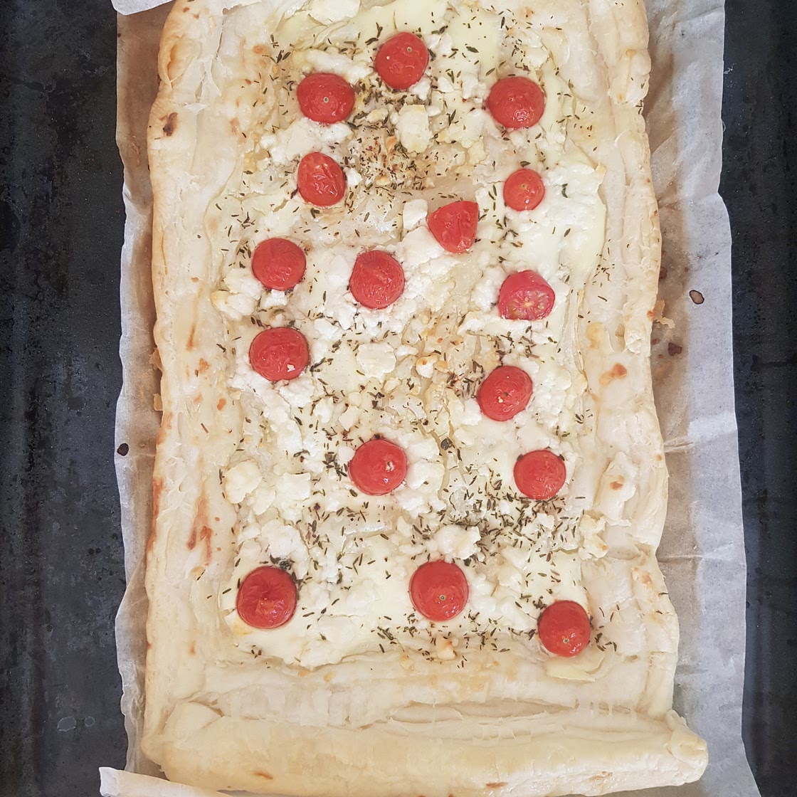 Blätterteigpizza mit Tomaten