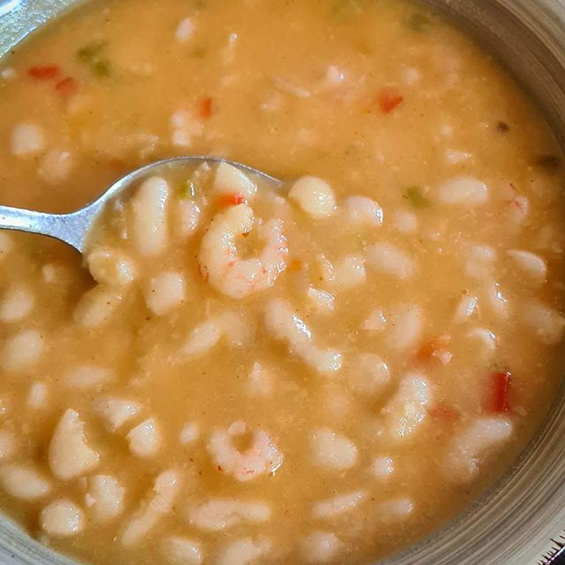 Alubias blancas con gambas. 🔹️Ingredientes: -350 gr de Alubias blancas de bote cocidas o secas.(Si utilizais secas, las dejais remojar durante la noche de antes). - Media cebolla - Medio pimiento verde y rojo - 200 gr. Gambas congeladas o frescas peladas.