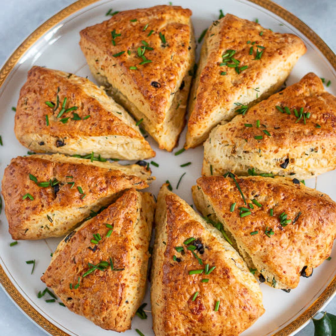 Scones au fromage et au beurre à la ciboulette
