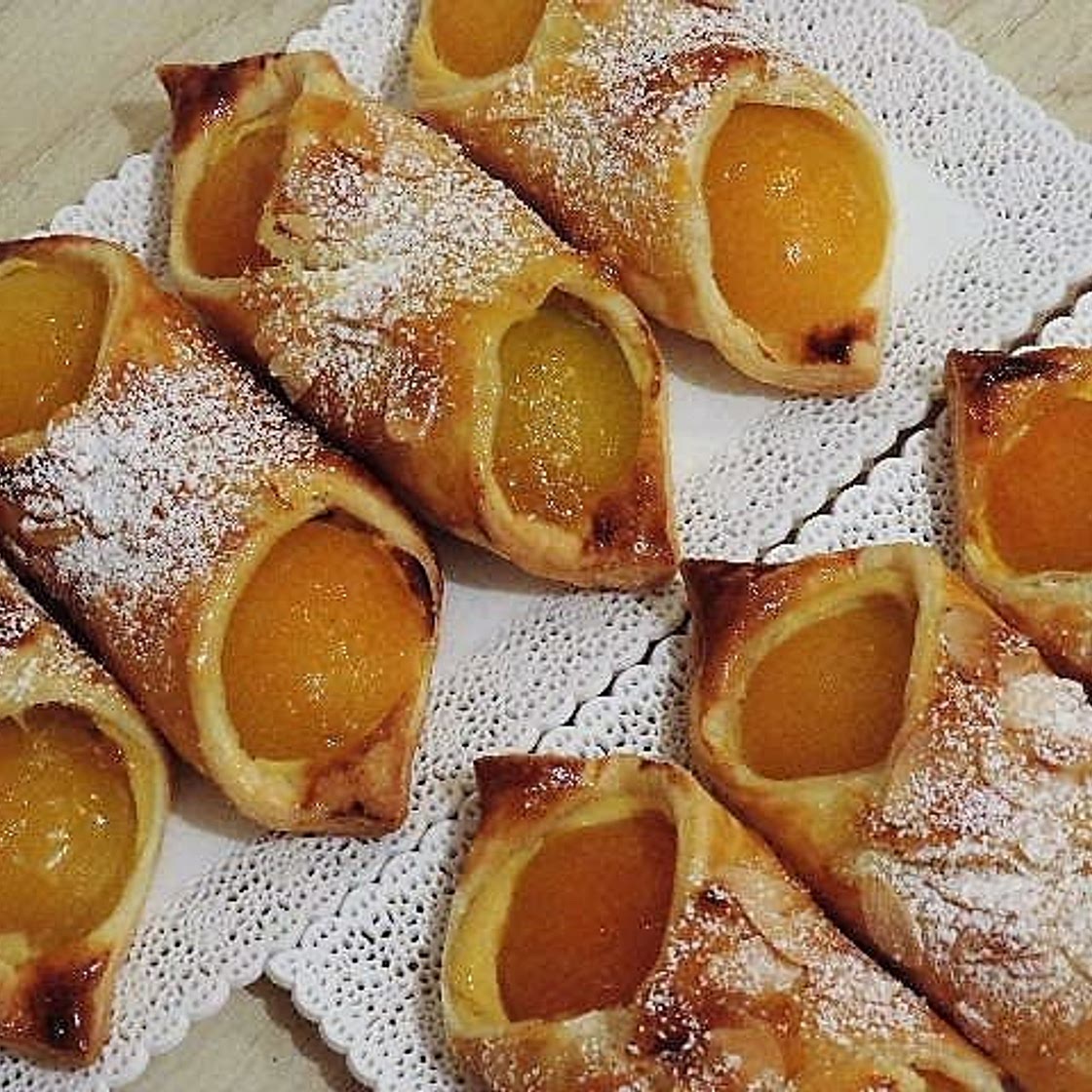 Feuilletés aux abricots et à la crème d'amandes