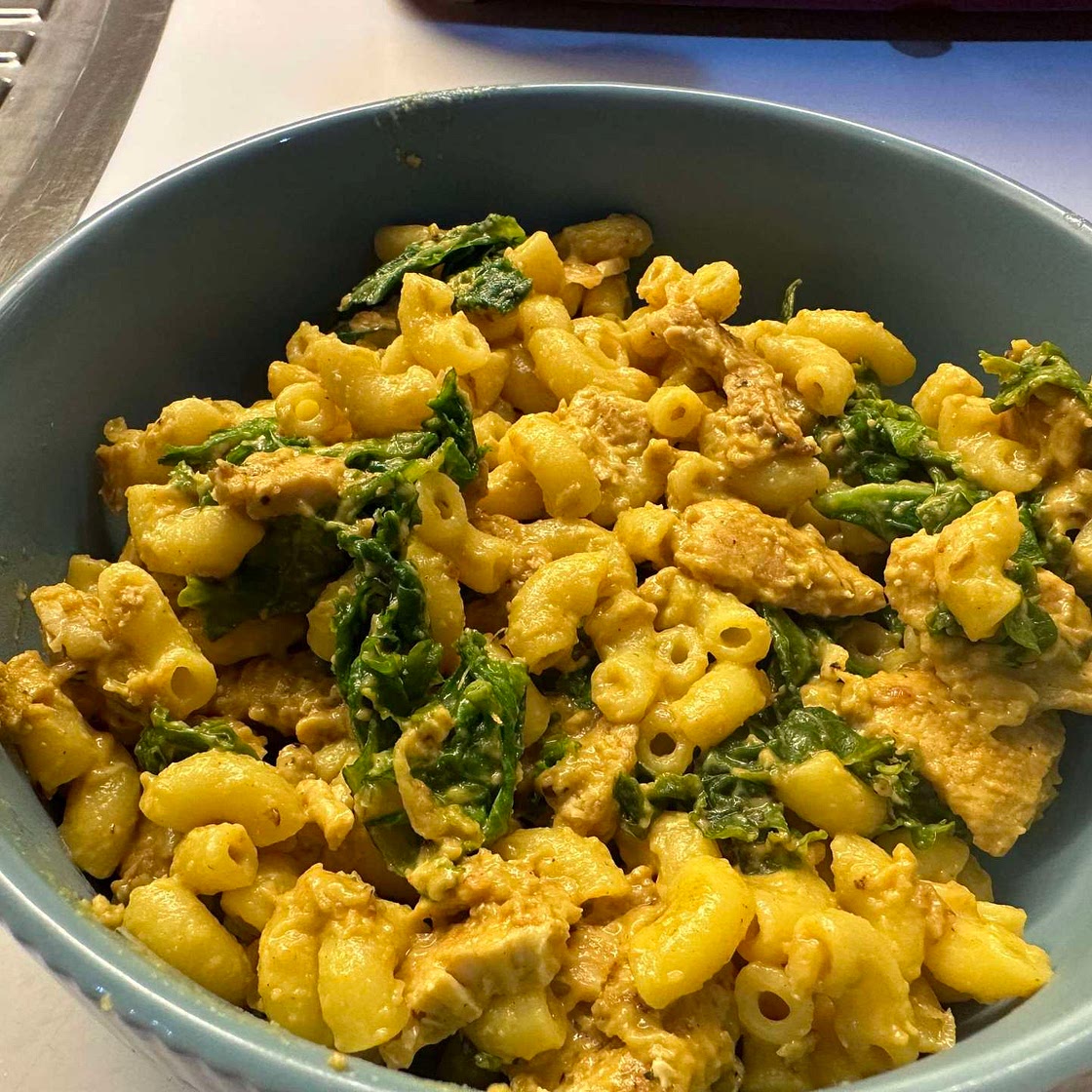 Creamy Mac n Cheese With Chicken and Baby Kale 