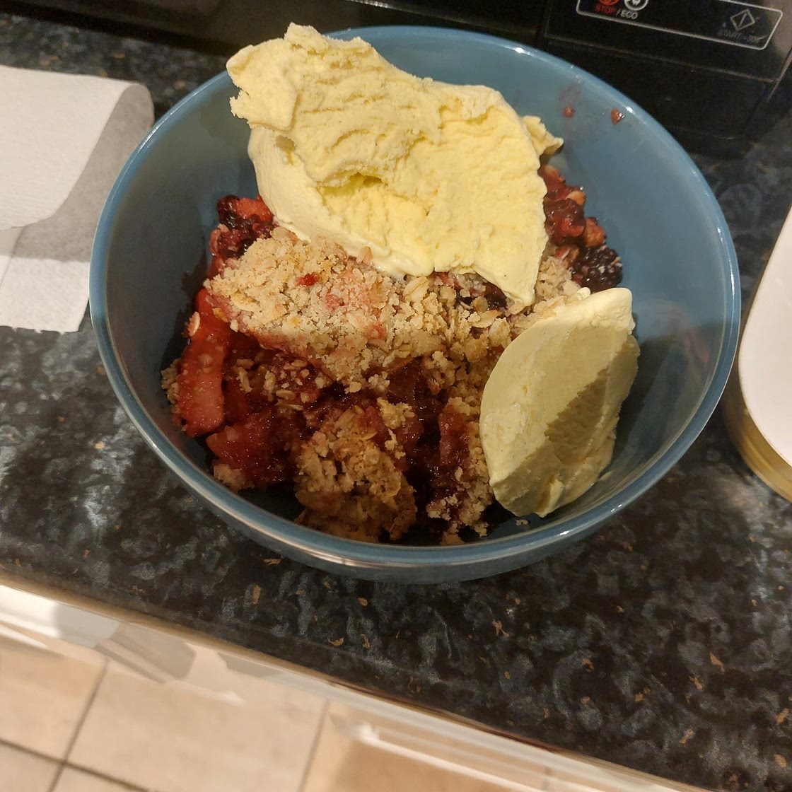 Apple and blackberry crumble