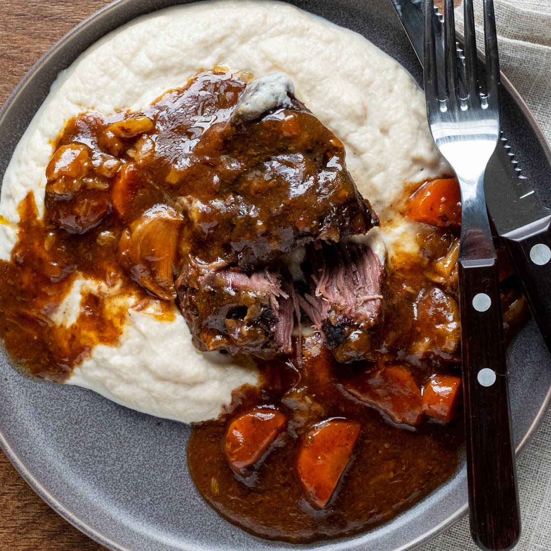 Garlic braised Short ribs with Cauliflower Purée 