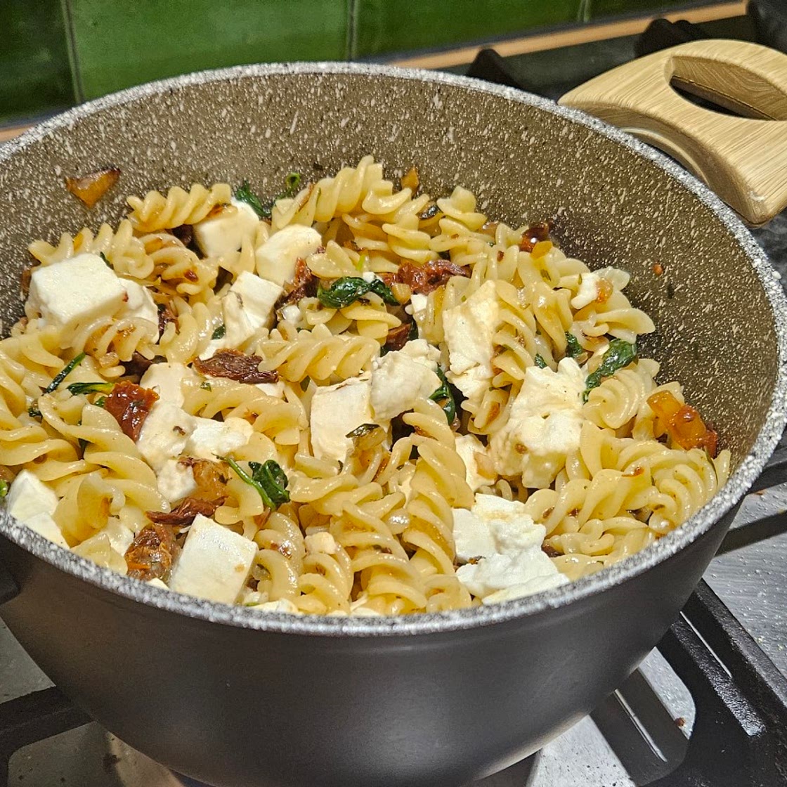 Tagliatelle z suszonymi pomidorami i szpinakiem