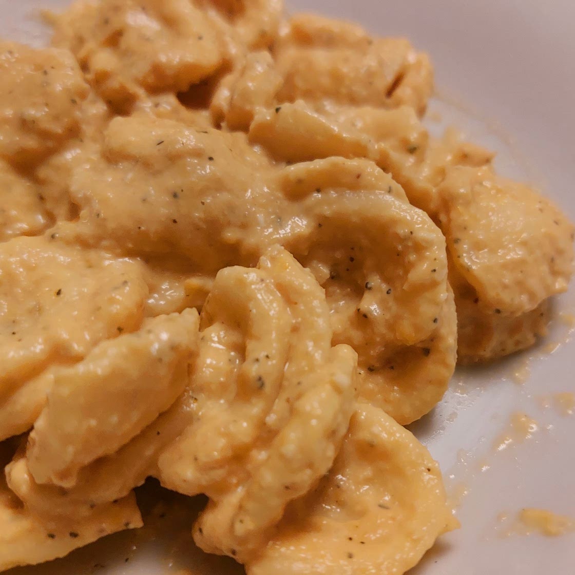 Pasta - Yellow bell pepper, ricotta and walnuts