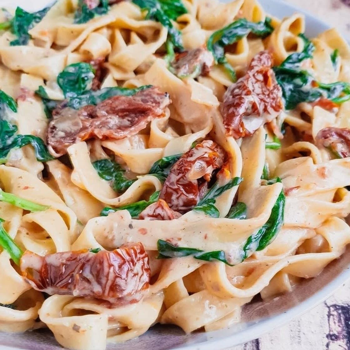 Nudeln mit Spinat-Sahne-Sauce