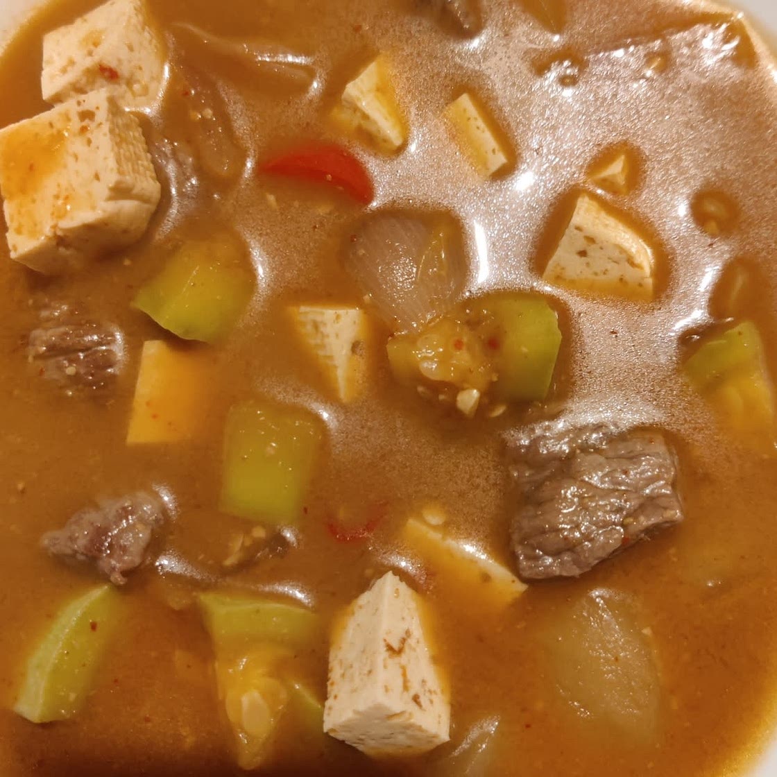 Soybean paste stew with beef (Sogogi doenjang-jjigae: 소고기 된장찌개)