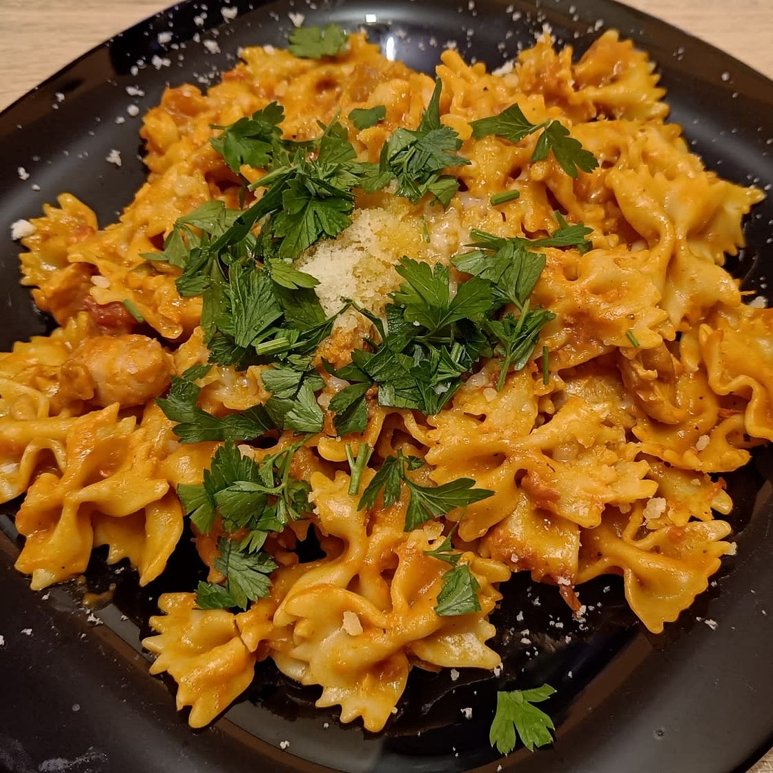 One Pot Pasta with chicken and tomato sauce