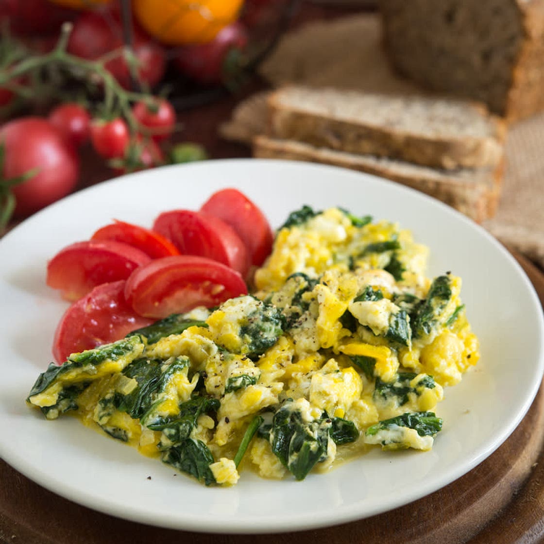 Scrambled egg with spinach on toast