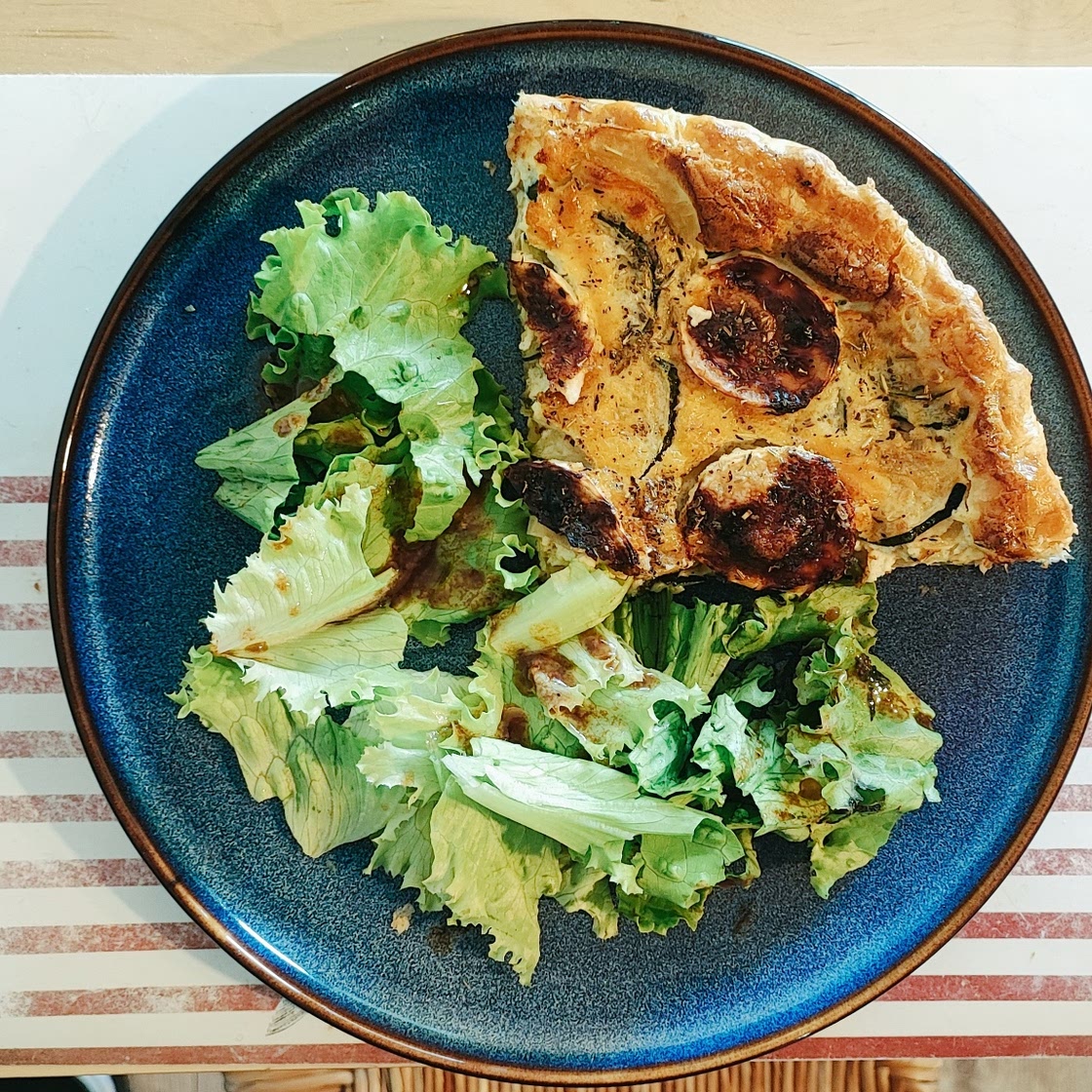 Tarte chèvre, miel, courgettes, salade