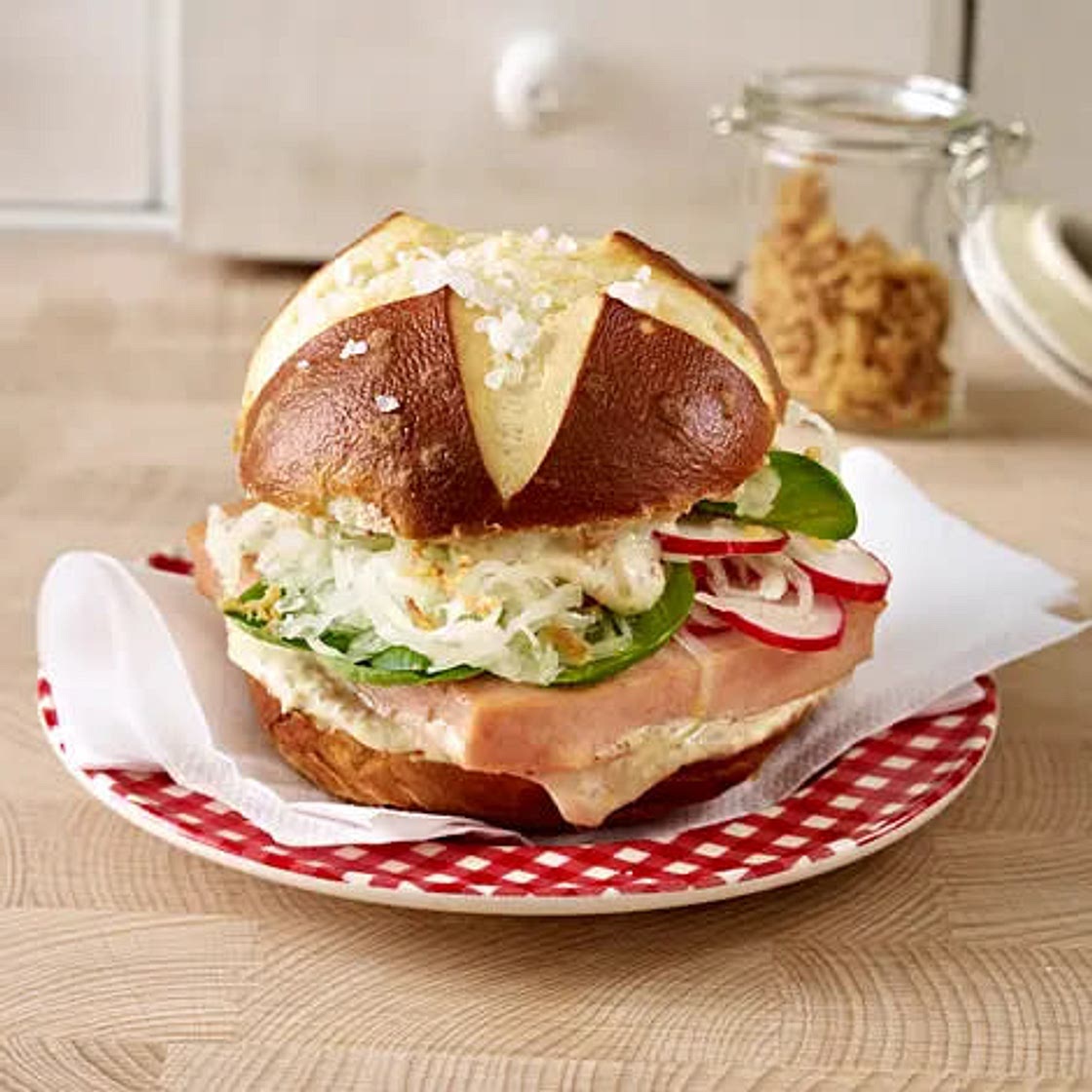 Laugen-Leberkäse-Burger 